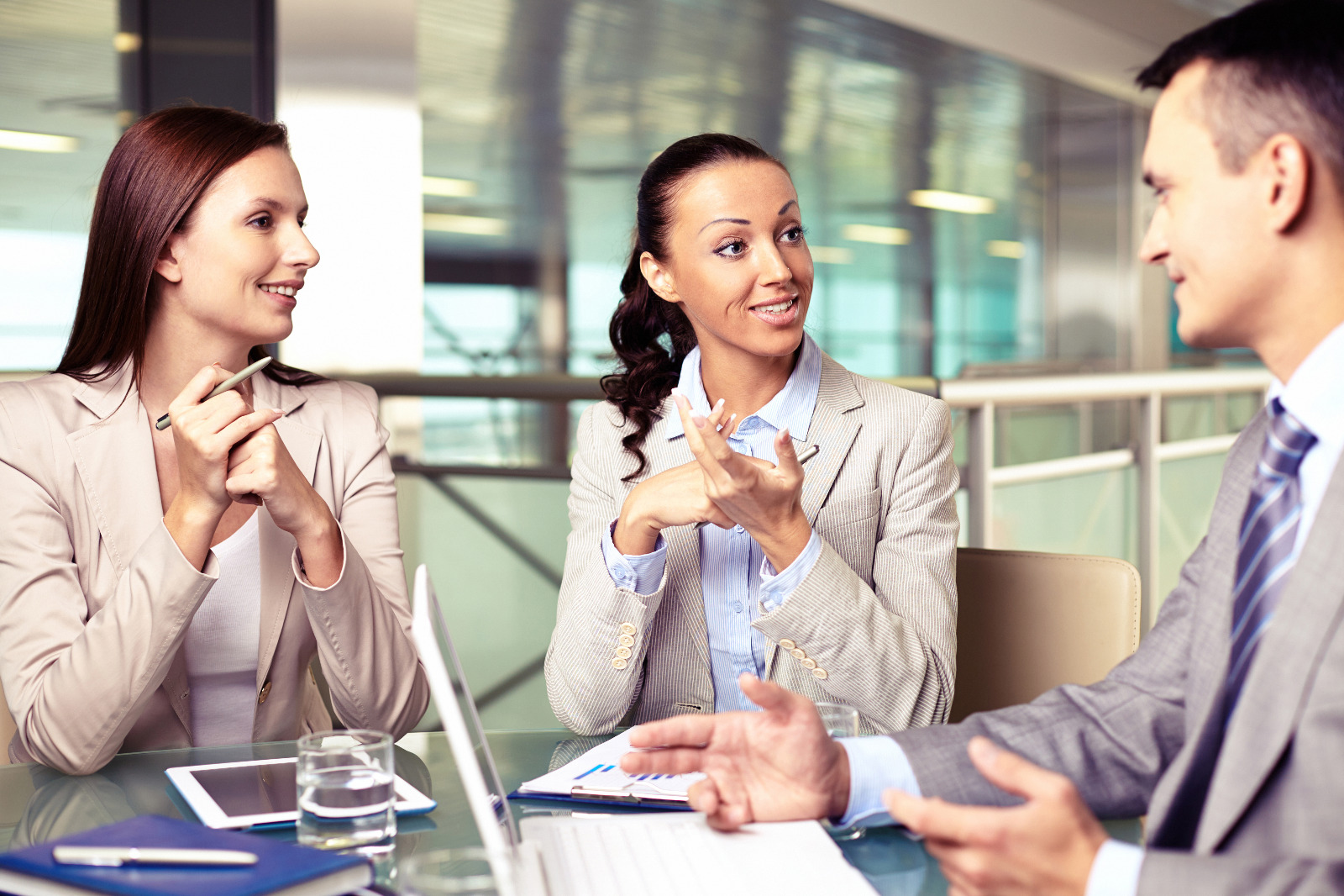 Interpretazione 1 businesspeople discussing financial plan small